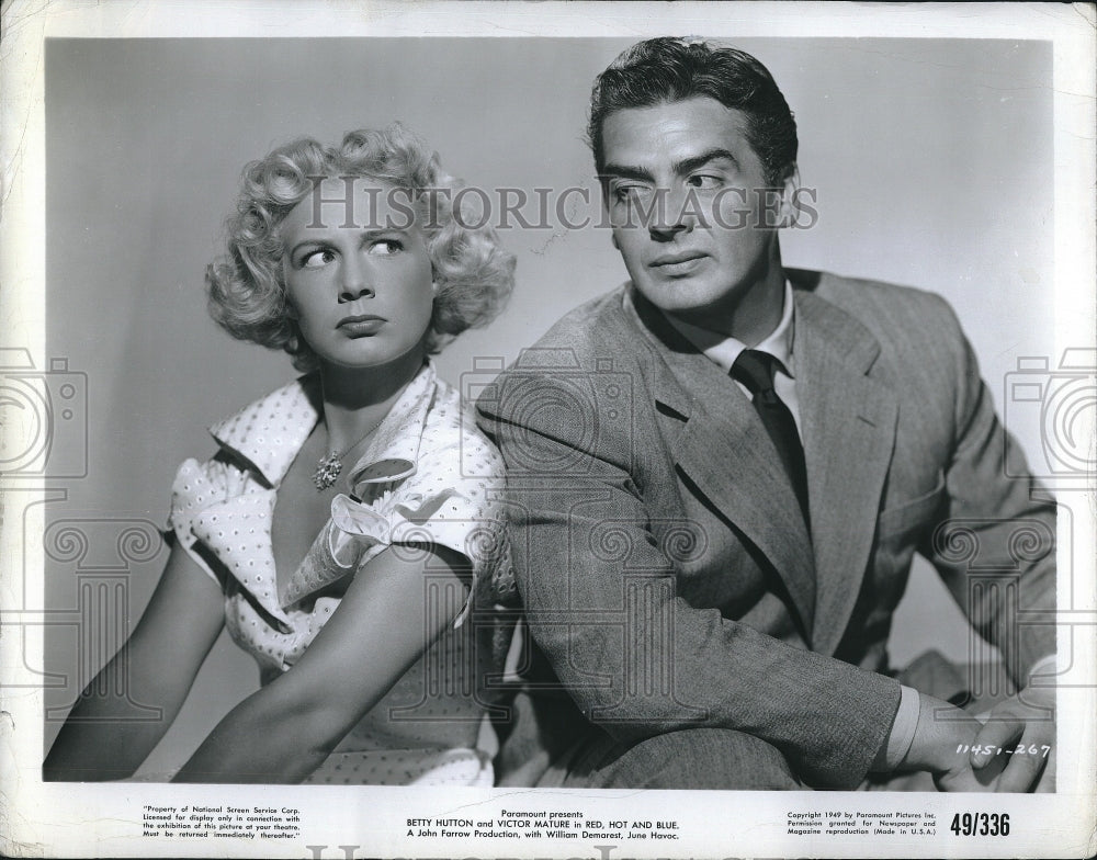 1949 Press Photo Betty Hutton and Victor Mature in "Red, Hot and Blue: - Historic Images