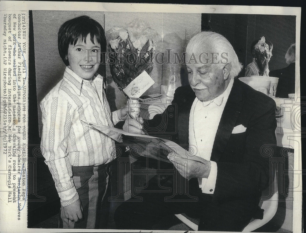 1972 Press Photo Boston Pops Conductor Arthur Fiedler autographs program - Historic Images