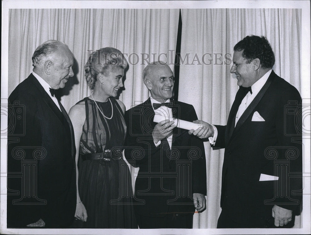 1970 Press Photo Bradford Washburn received Stratton cultural Achievement. - Historic Images