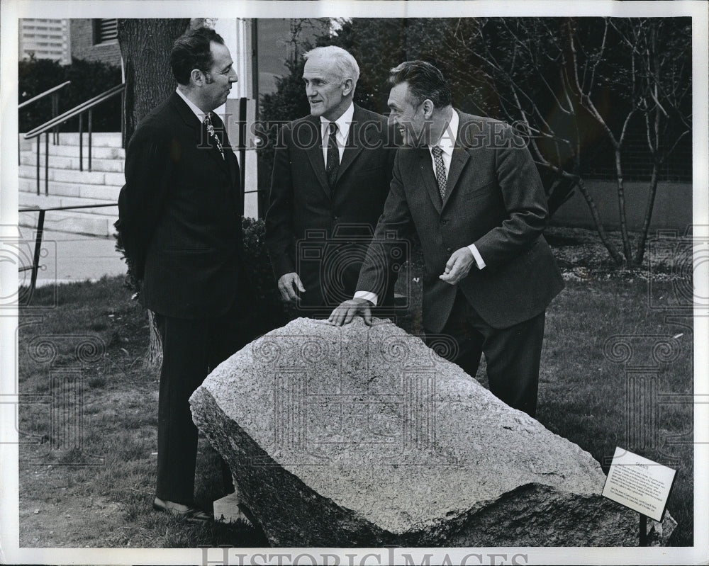1971 Press Photo Granite from Italy at Boston Museum with Dir.Bradford Washburn. - Historic Images