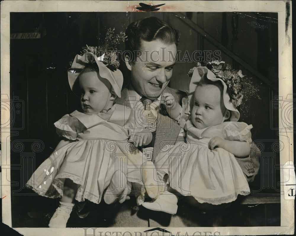 1946 Press Photo Michael Douglas With His Twin Daughters Michele &amp; Genevieve - Historic Images