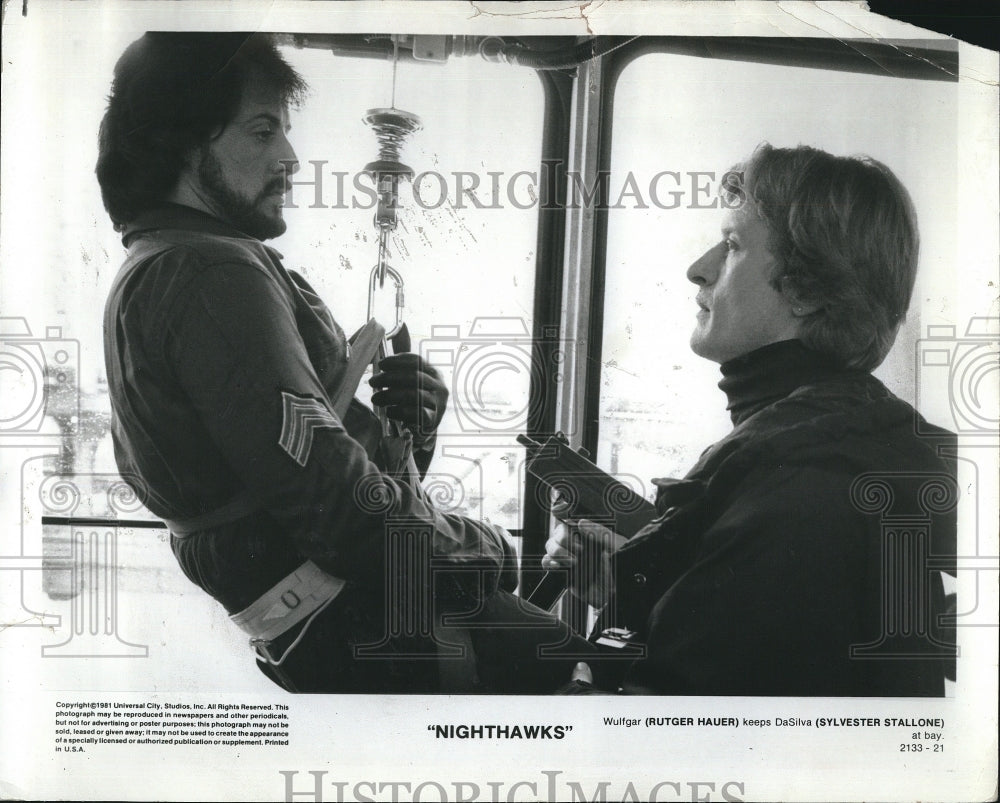 1981 Press Photo Actor Rutger Hauer &amp; Sylvester Stallone in &quot;Nighthawks&quot; - Historic Images