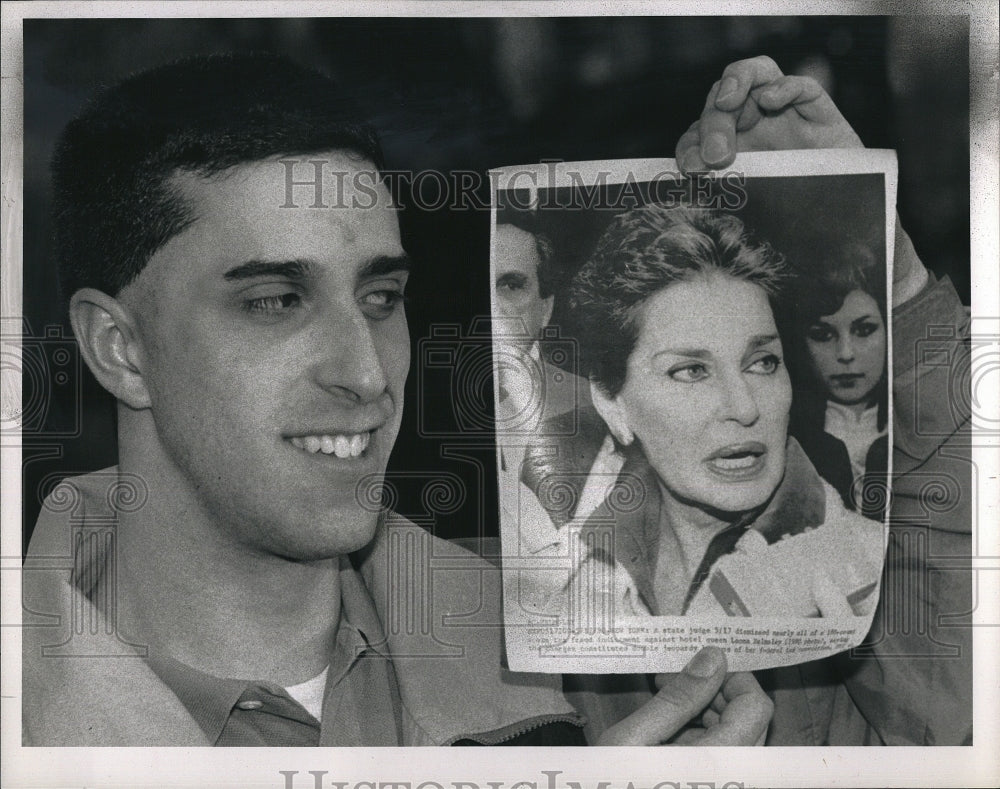 1992 Press Photo Bernie Aguilar holds a photo of Queen Leona Helmsley. - Historic Images