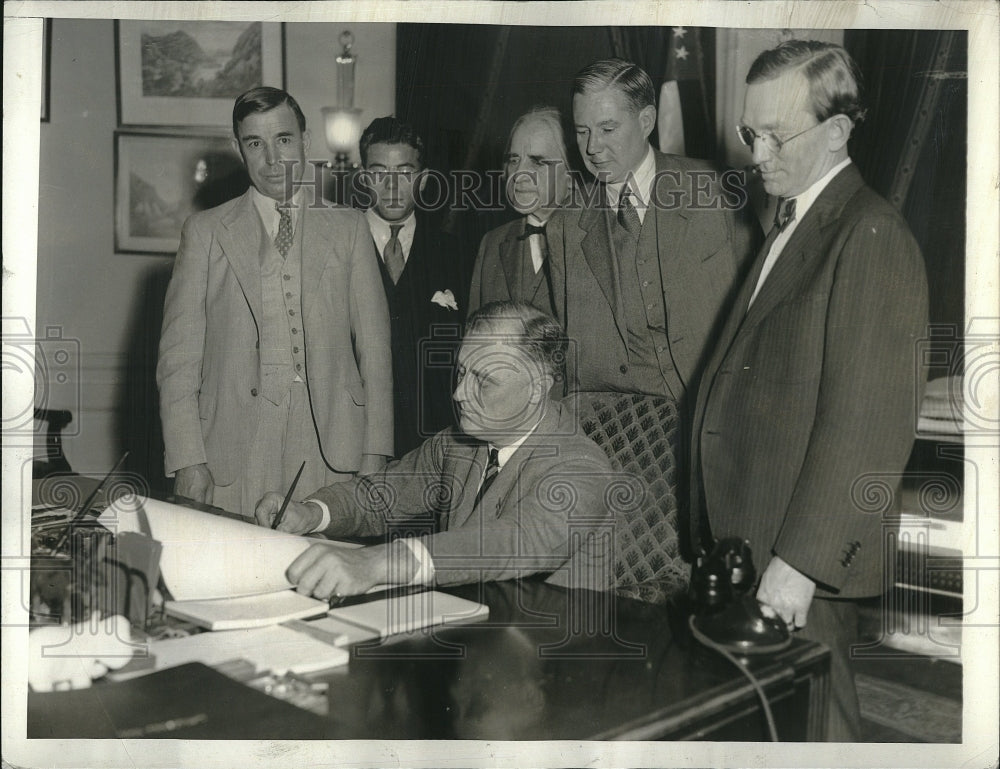 1933 Press Photo President. Franklin Roosevelt signed Bill at his Office. - Historic Images