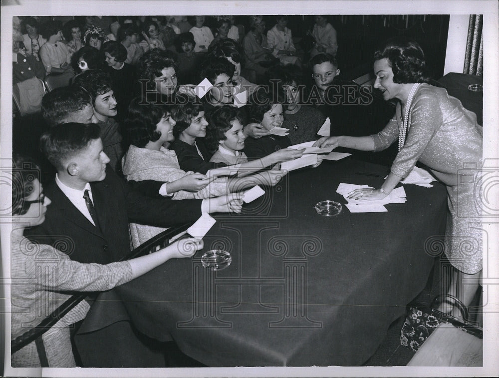 1963 Press Photo Columnist Abigail Van Buren &quot;Dear Abby&quot; - Historic Images