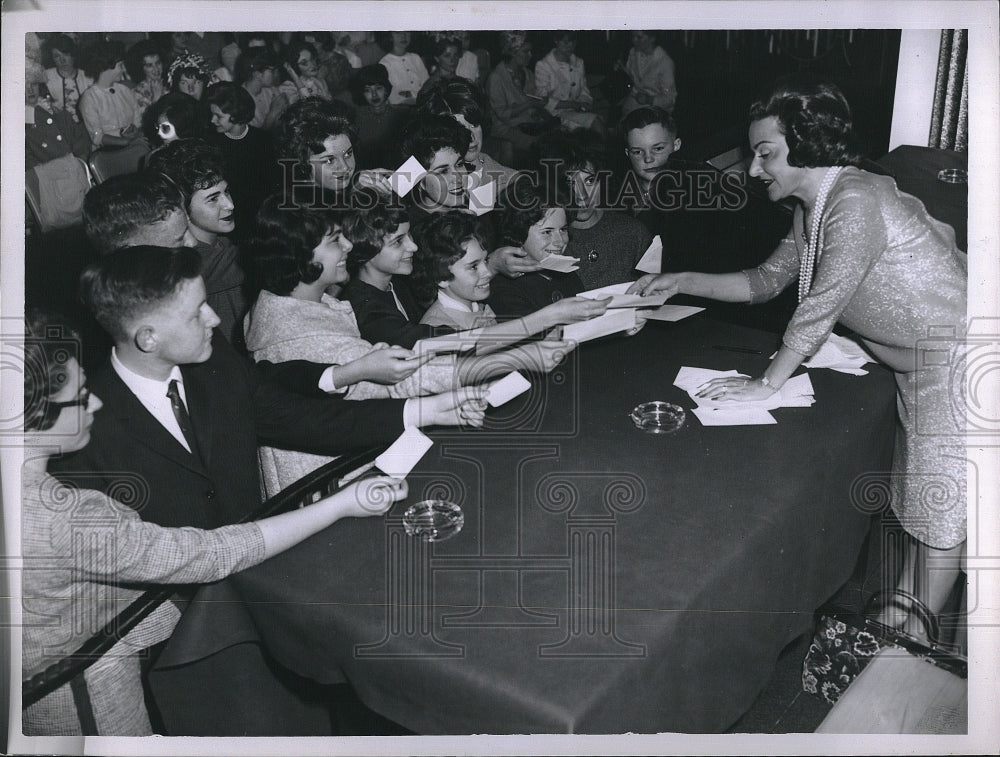 1963 Press Photo Columnist Abigail Van Buren "Dear Abby" - Historic Images