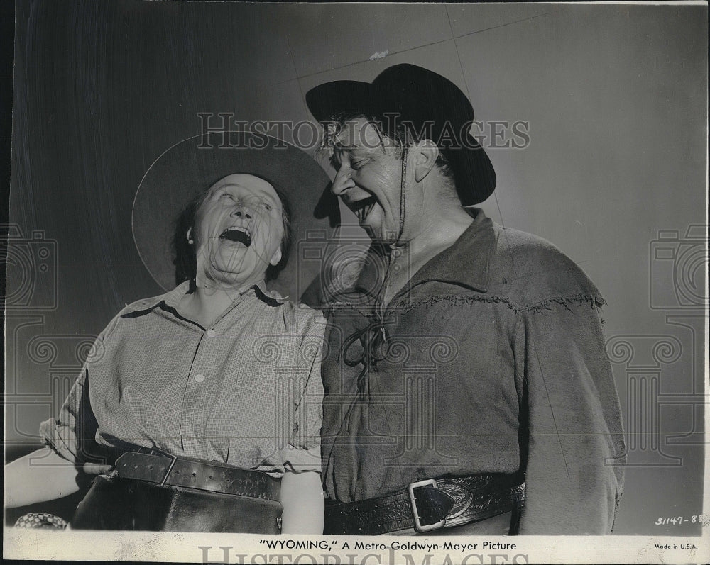 1940 Press Photo Actor Wallace Beery &amp; Marjorie Main in &quot;Wyoming&quot; - Historic Images