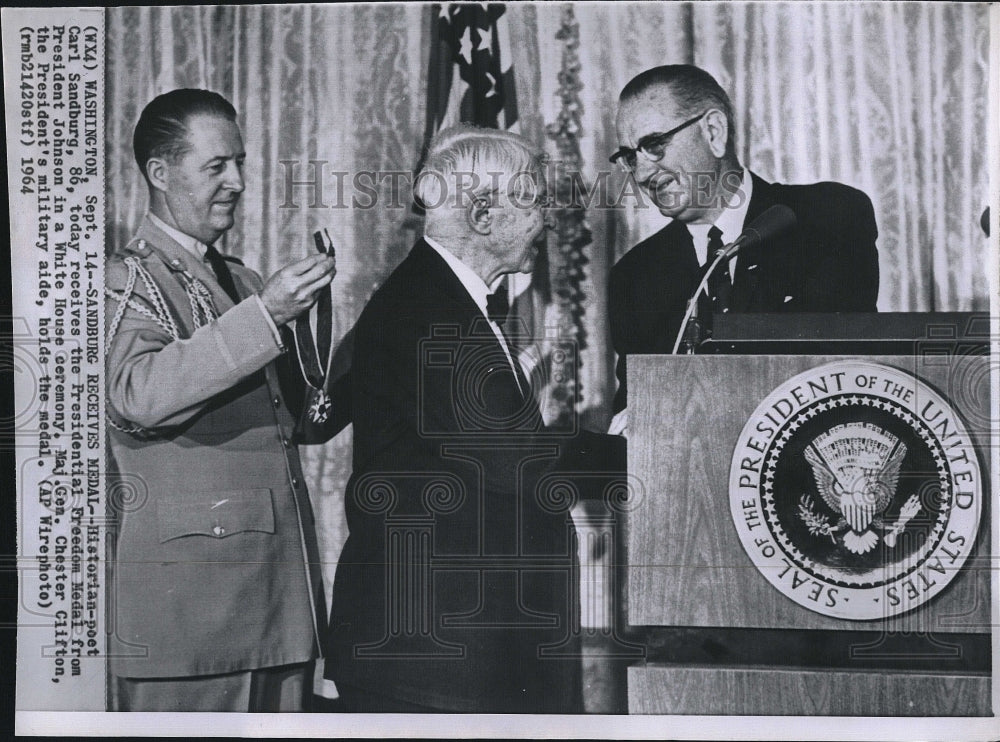 1964 Press Photo Historian Poet Author Carl Sandburg Presidential Freedom Medal - Historic Images