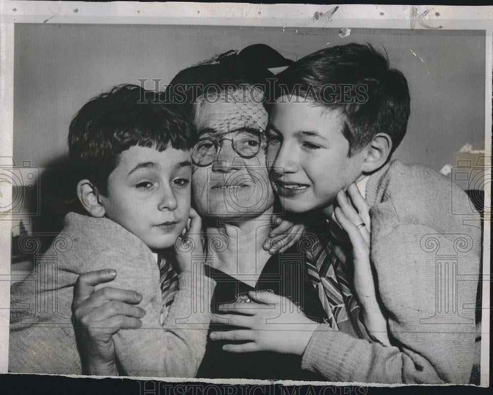 1954 Press Photo Mrs. Sophie Rosenberg, Robert and Michael Rosenberg - Historic Images