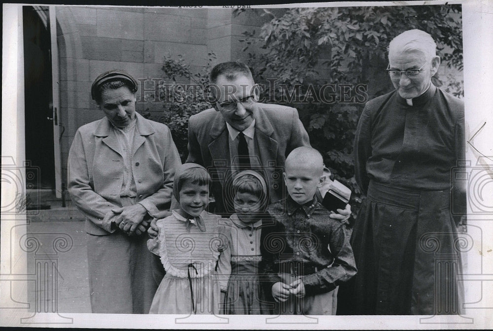 Press Photo Andrew Fischer And His Family - Historic Images