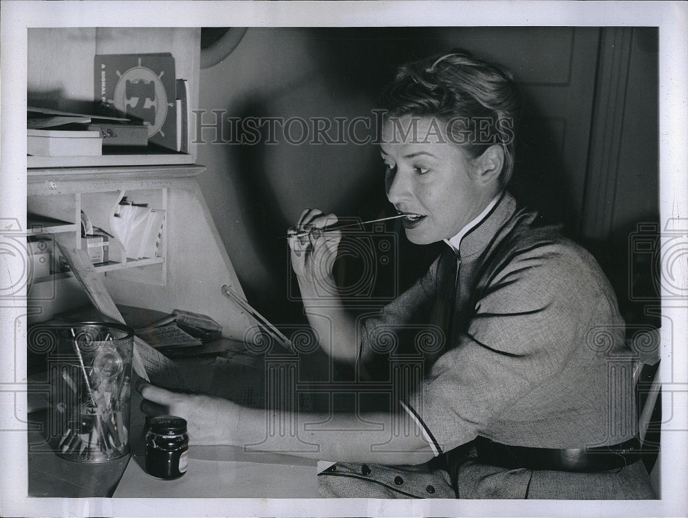 1953 Press Photo Former Actress Mae Clark Now Works As Receptionist - Historic Images