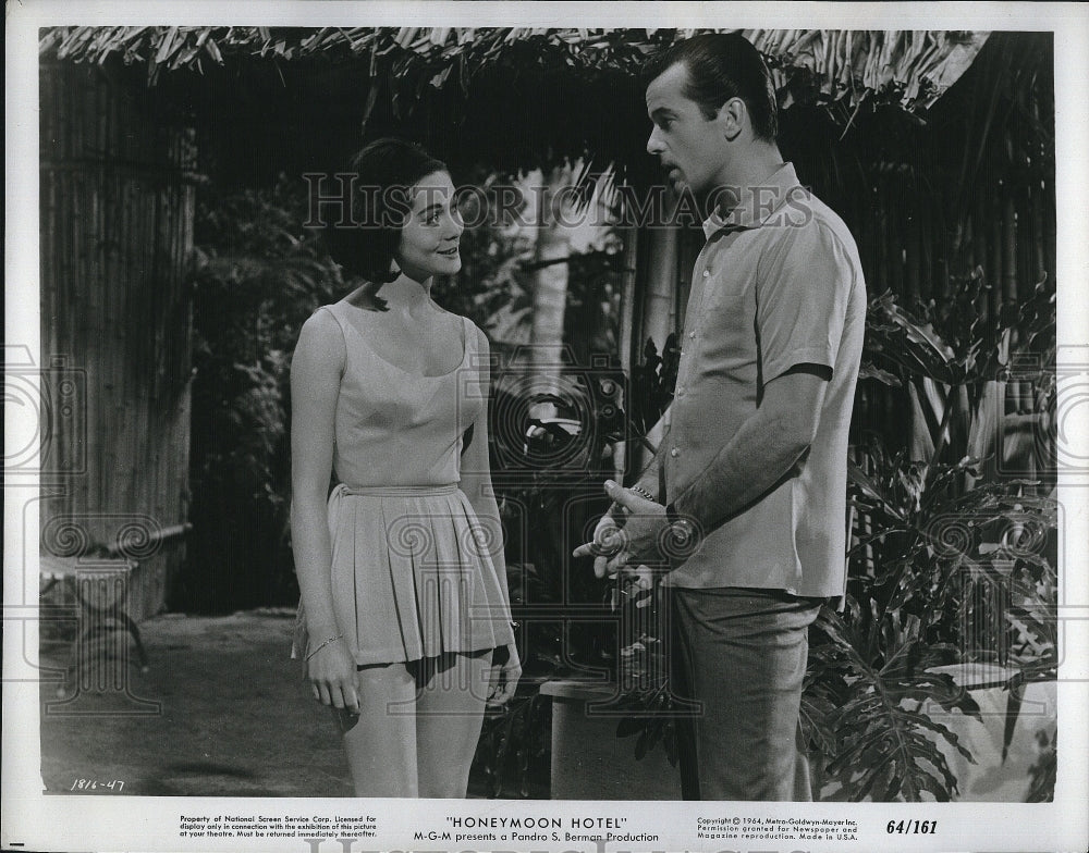 1964 Press Photo Nancy Kwan, Robert Goulet in "Honeymoon Hotel" - Historic Images