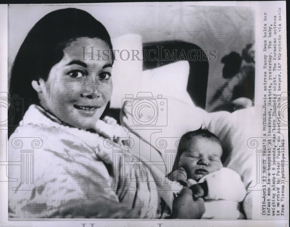 1963 Press Photo Actress Nancy Kwan &amp; infant son  in Austria - Historic Images