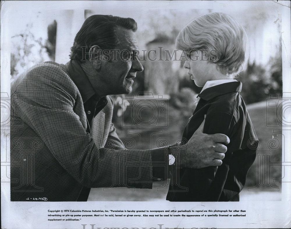 1974 Press Photo William Holden in &quot;Open Season&quot; With Grandson - Historic Images