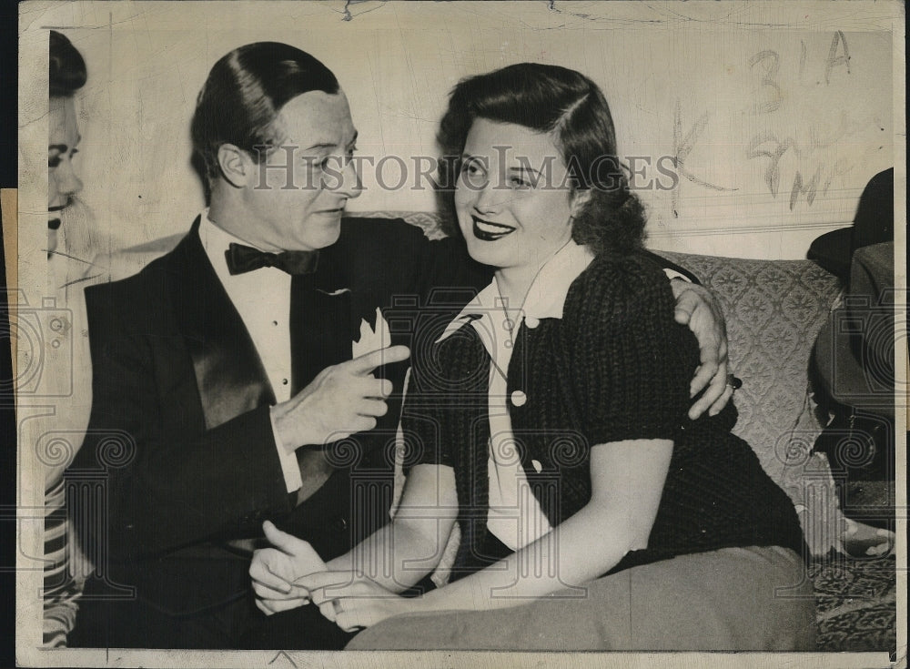 1942 Press Photo George Jessel & Lois Andrews His Wife - Historic Images