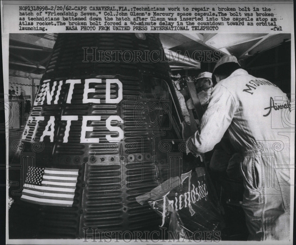 1962 Press Photo Tech work on hatch of &quot;Friendship Seven&quot; space capsule - Historic Images