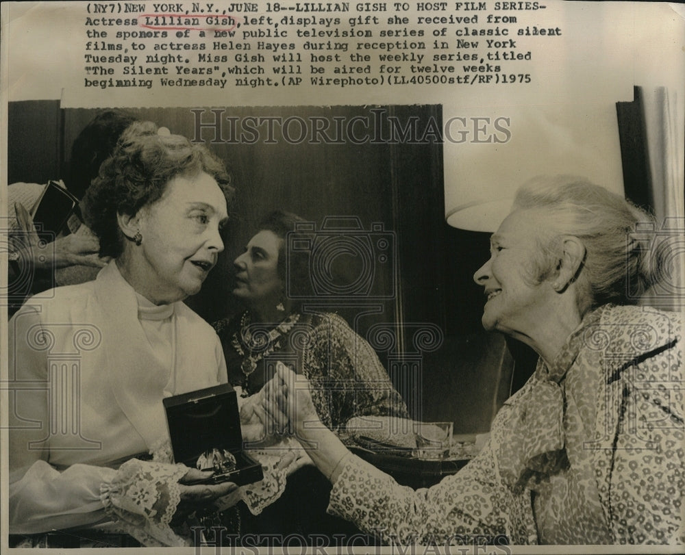 1975 Press Photo Actress Lillian Gish &amp; Helen Hayes at a reception - Historic Images