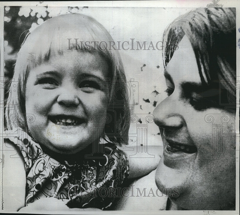 1969 Press Photo Mrs. Geoffrey Butler and Jacqueline Thorne - Historic Images