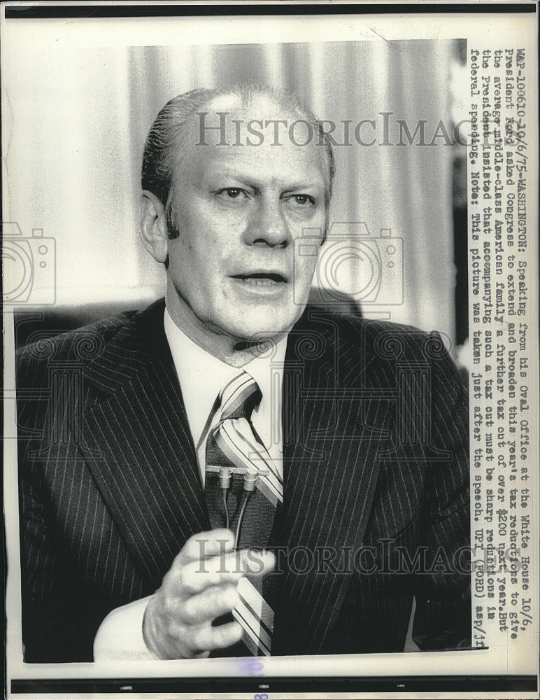 1975 Press Photo President Ford in the Oval Office - Historic Images