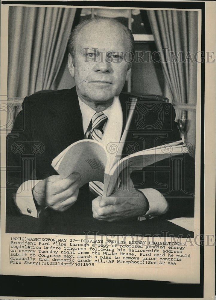 1975 Press Photo  President Gerald Ford and an energy bill - Historic Images