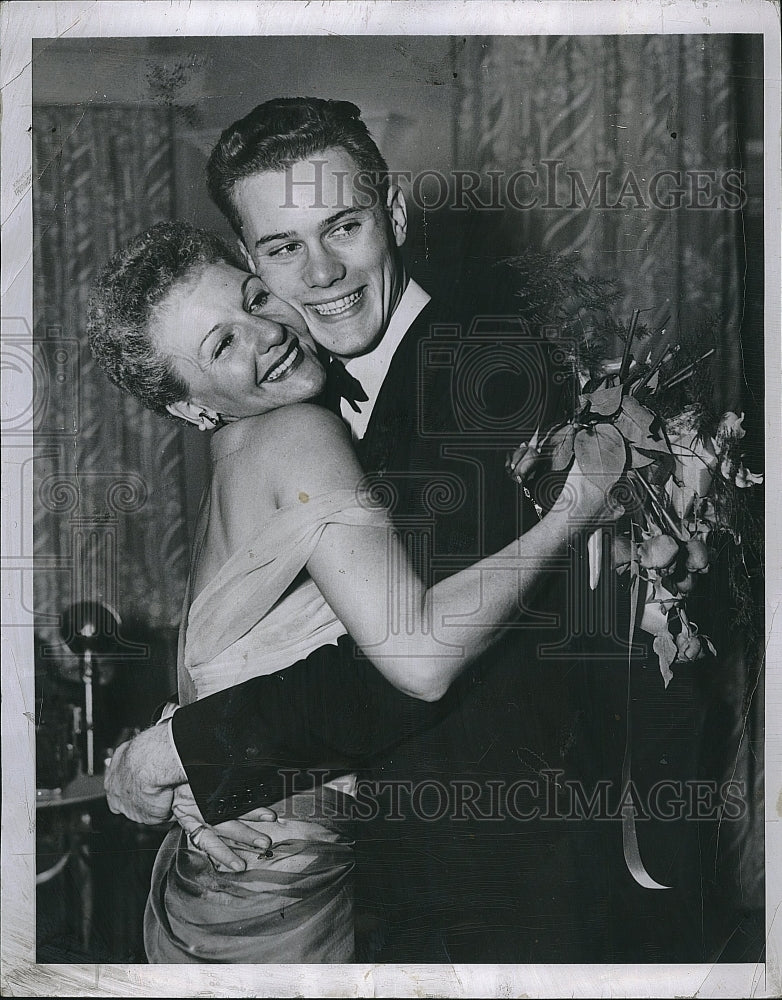 1951 Press Photo Mary Martin receives hug from Son Larry South Pacific - Historic Images