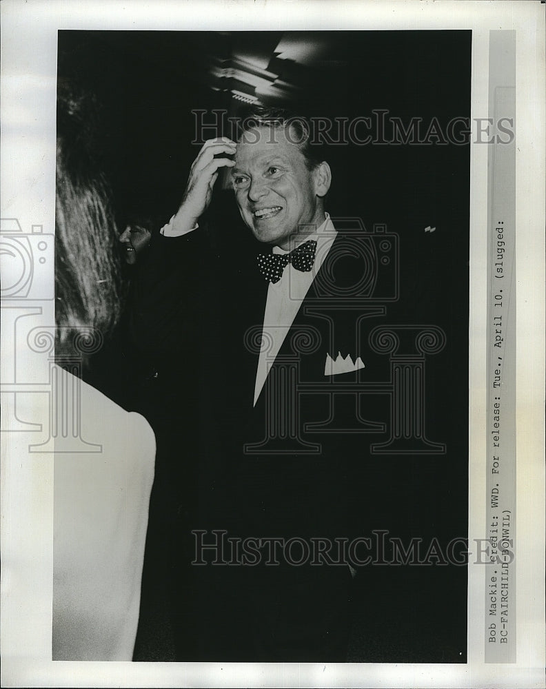 Press Photo Bob Mackie in a suit touching his head - Historic Images