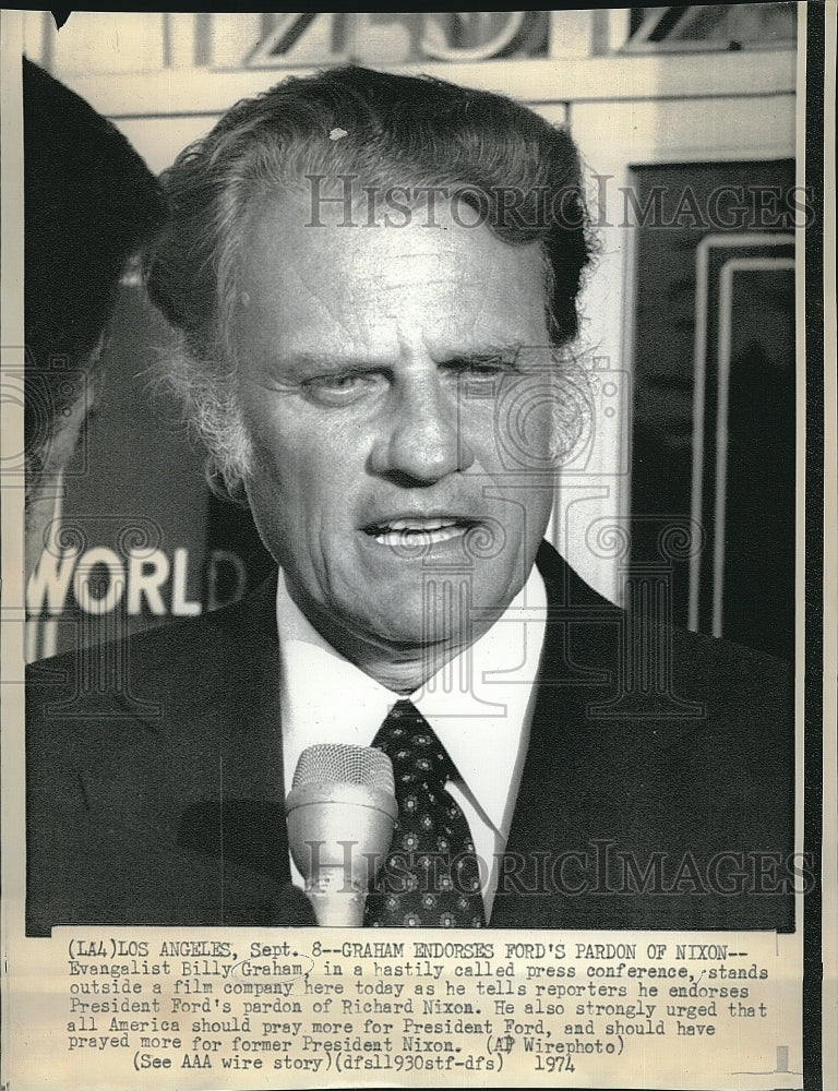 1974 Press Photo  Evangelist Bill Graham preaching in California - Historic Images