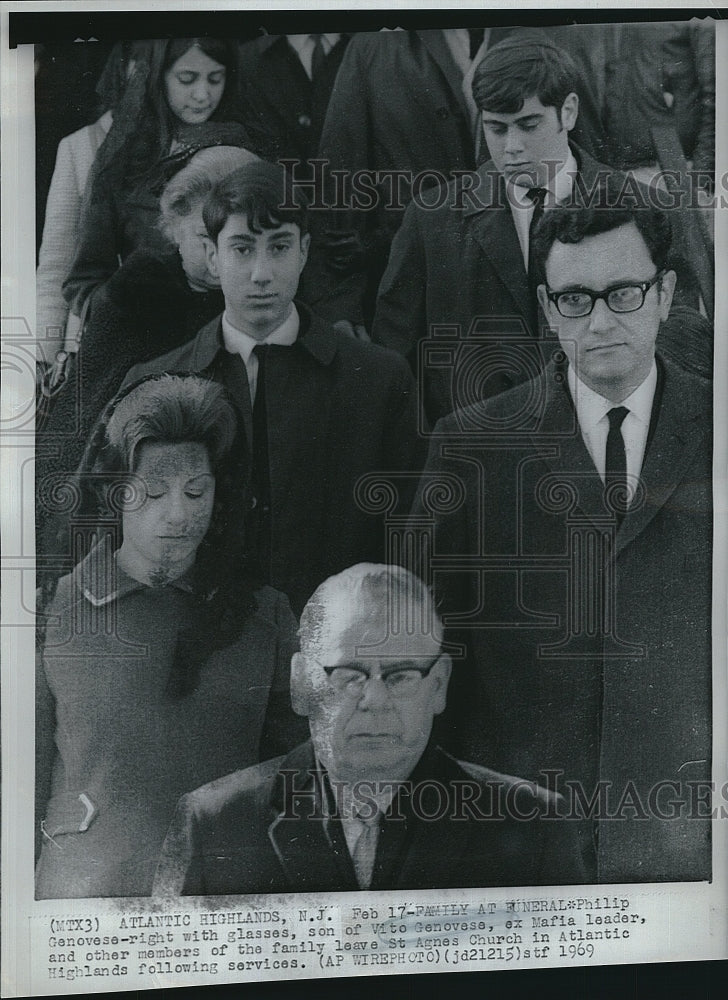1969 Press Photo Family Of Phillip Genovese At Memorial - Historic Images