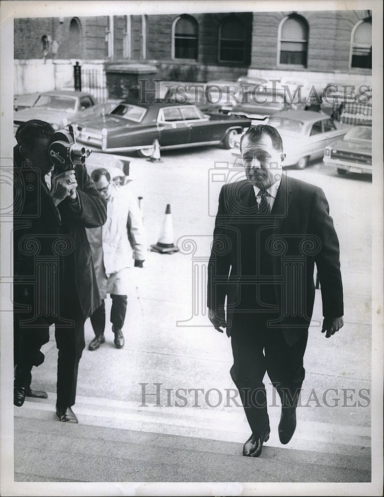 1967 Press Photo F. Lee Bailey Entering court for Session Middlesex - Historic Images