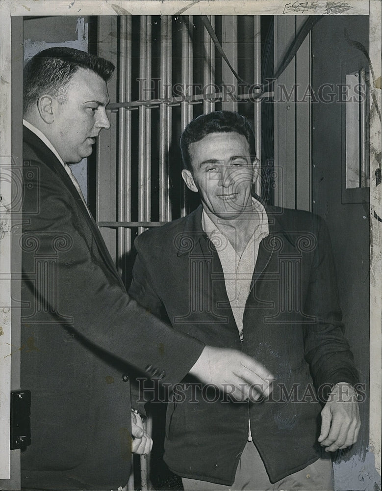 1954 Press Photo Elmer &quot;Trigger&quot; Burke leaving Boston police station after - Historic Images