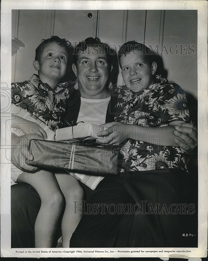 1945 Press Photo Andy Devine w/ sons Dennis &amp; Timothy surprising him w/ gifts - Historic Images