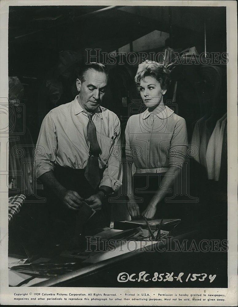 1959 Press Photo Actor Fedric March & Kim Novak in "Middle of the Night" - Historic Images