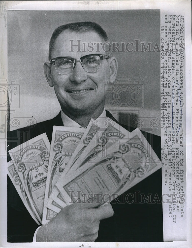 1963 Press Photo Andrew Fischer, dad of first US quintuplets - Historic Images