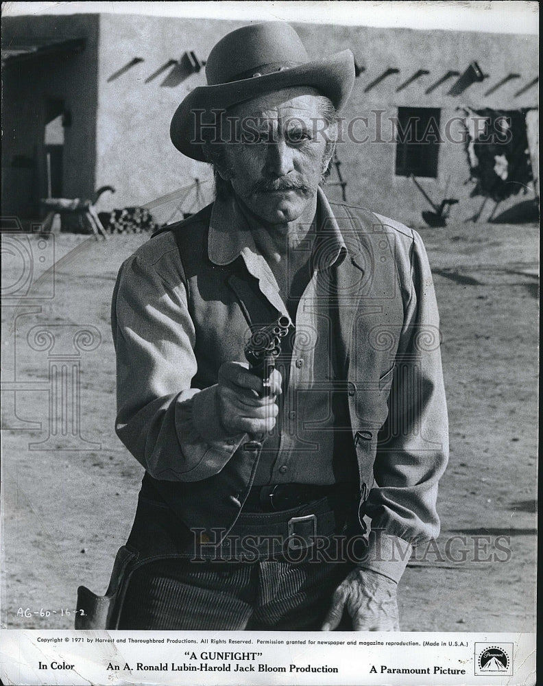 1971 Press Photo A Gunfight Kirk Douglas Actor - Historic Images