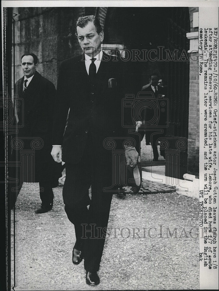 1960 Press Photo Actor Joseph Cotten leaves funeral of wife - Historic Images