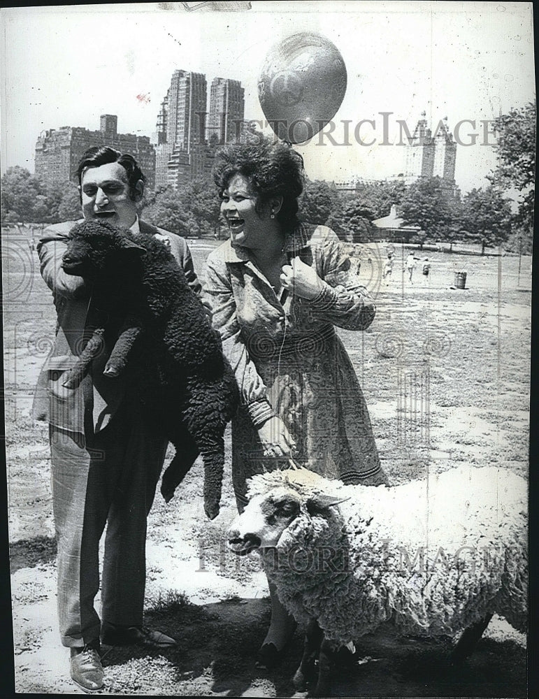 1971 Press Photo Actor Richard TUcker &amp; Elinor Ross In Central Park - Historic Images