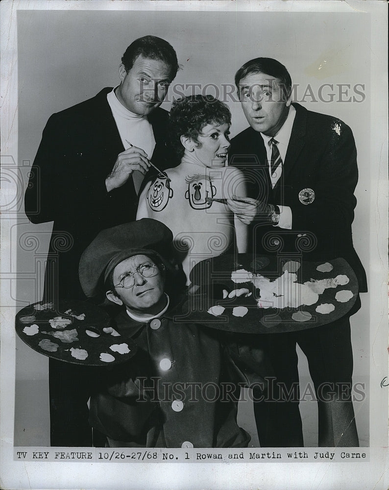 1969 Press Photo Actor Rowan &amp; Martin With Judy Carne - Historic Images