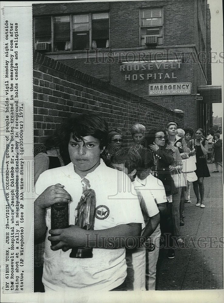 1971 Press Photo Joseph Colombo Sr. Vigil Roosevelt Hospital - Historic Images