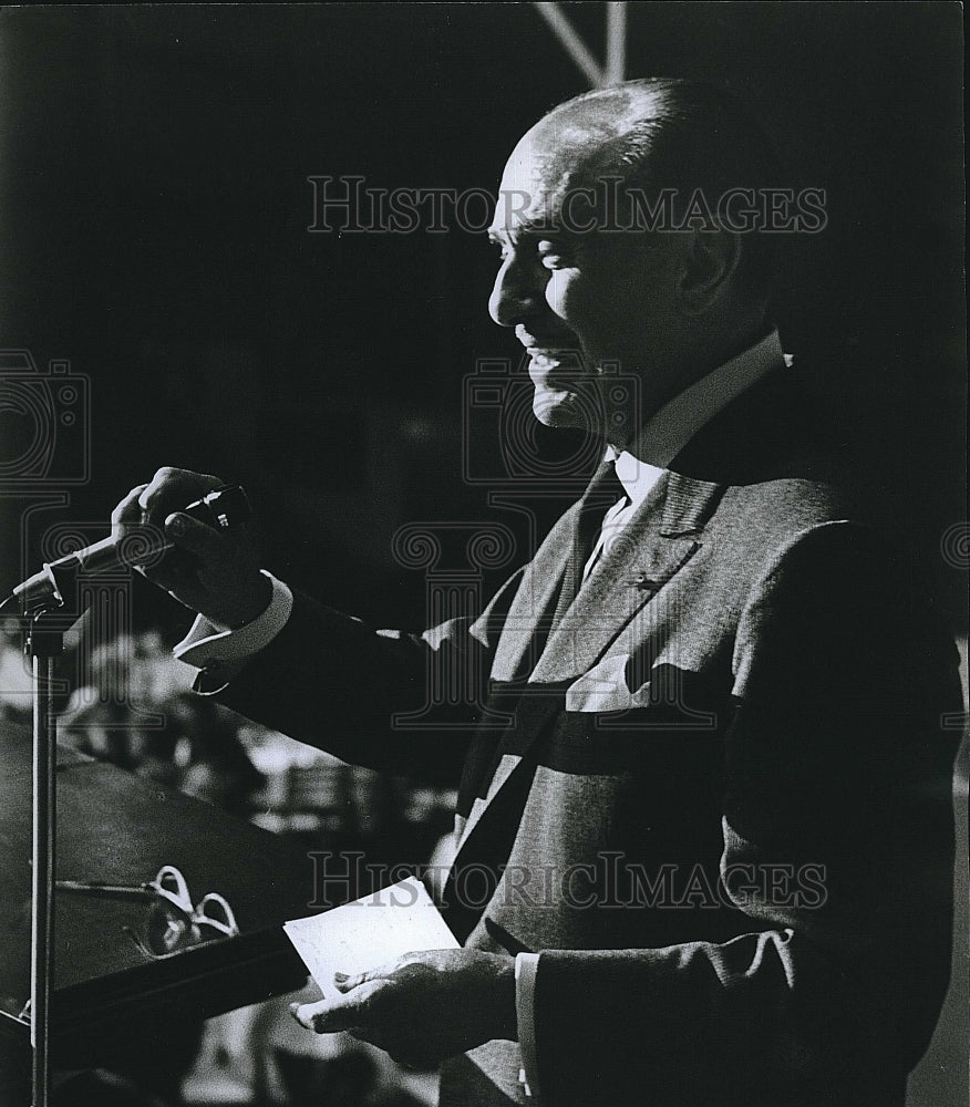 1967 Press Photo Warner Brothers President Jack L. Warner Speaking To Crowd - Historic Images