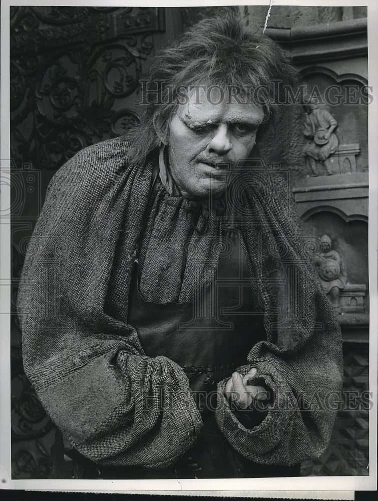 1982 Press Photo "The Hunchback of Notre Dame" with Anthony Hopkins - Historic Images