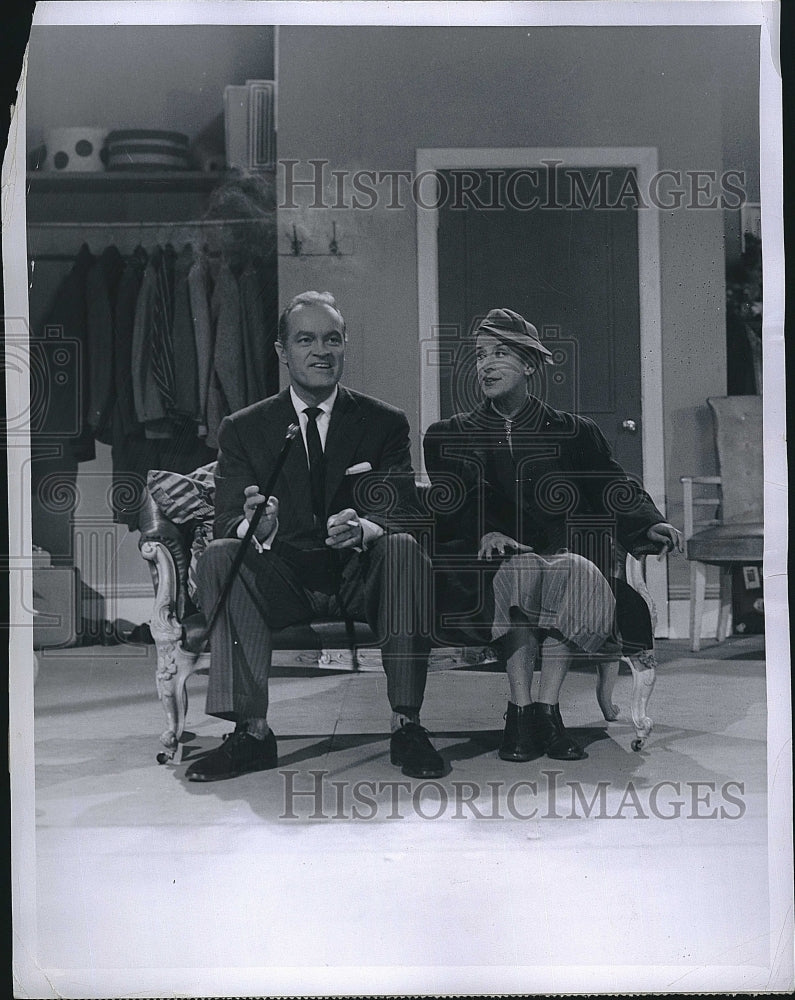 1954 Press Photo &quot;Bob Hope TV Show&quot; Bob Hope &amp; Bea Lillie - Historic Images