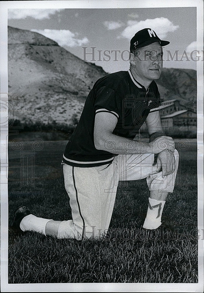 1960 Press Photo Joe Davies, assistant football coach and head track coach - Historic Images