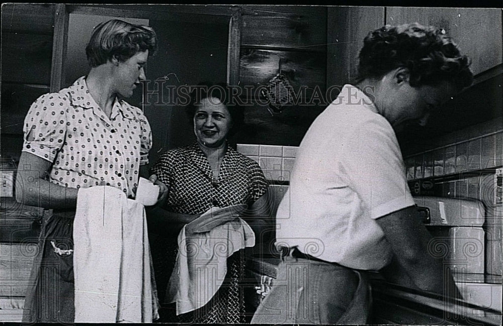 1957 Press Photo Three Women Washing Dishes - Historic Images