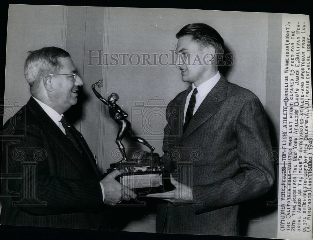 1943 Press Photo pole vaulter Cornelius Warmerdam receiving Sullivan Award - Historic Images