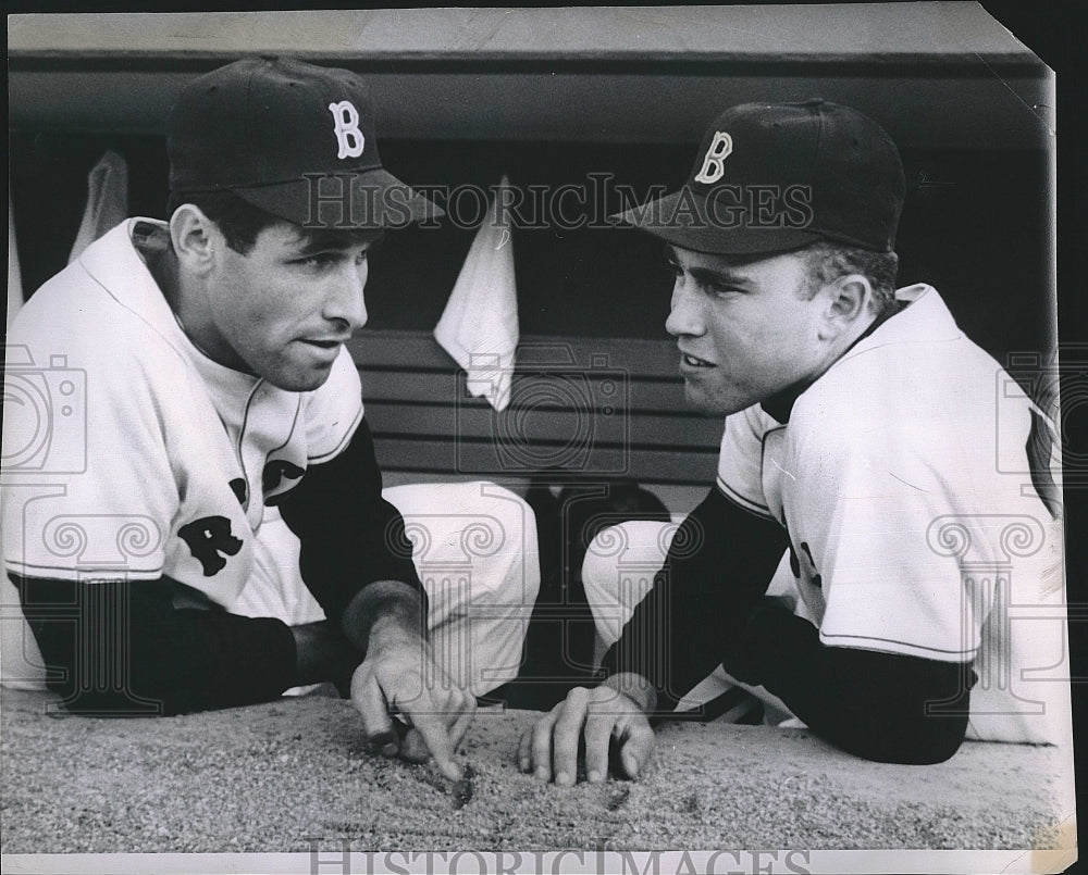 1964 Press Photo Boston Red Sox players Dalton Jones and Ed Bressoud strategize - Historic Images