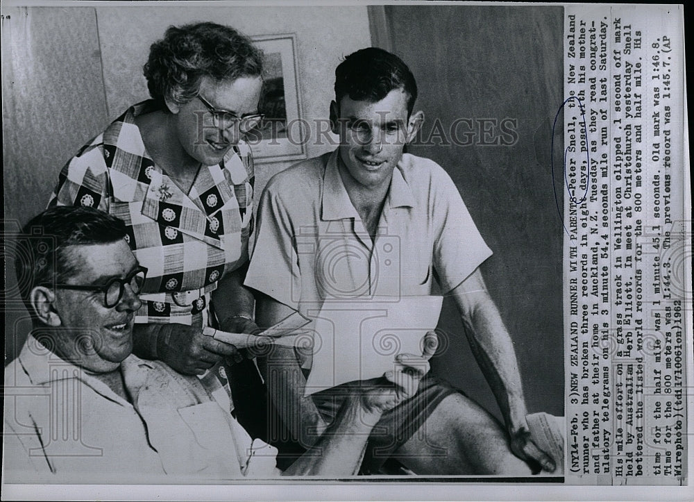 1962 Press Photo New Zealand Runner Peter Snell With His Parents - Historic Images