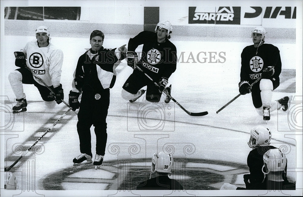 1995 Press Photo Coach Steve Kasper talks to his Boston Bruins team - Historic Images