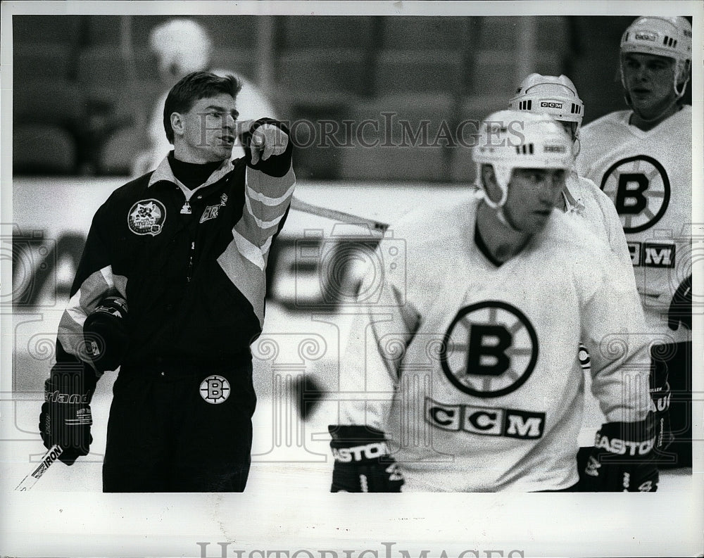 1996 Press Photo Boston Bruins coach Steve Kasper during practice drill - Historic Images