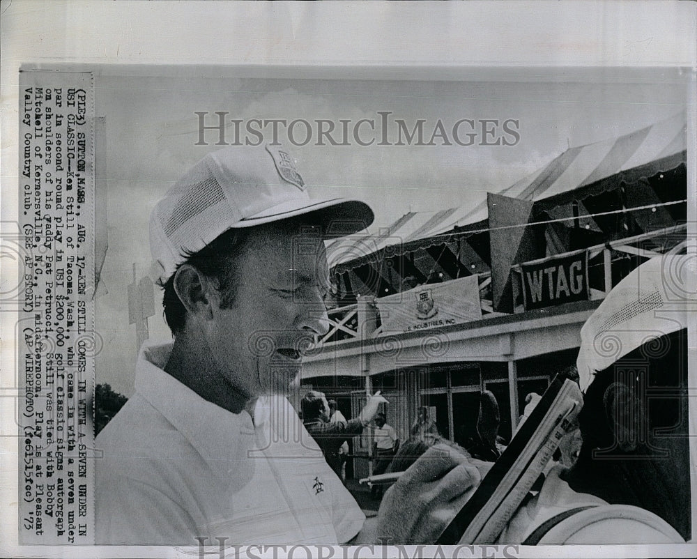 1973 Press Photo Ken Still Golf Classic Signs Authograph - Historic Images