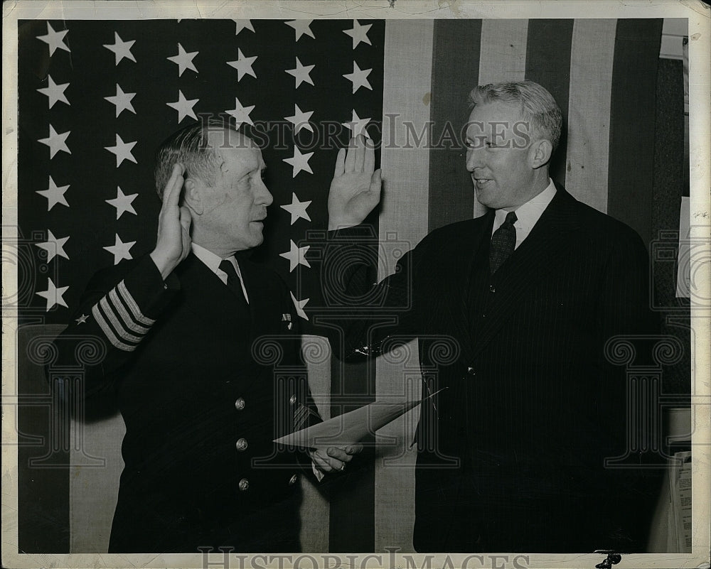 1943 Press Photo Lloyd Paul Jordan sworn in U.S. Naval Reserve - Historic Images